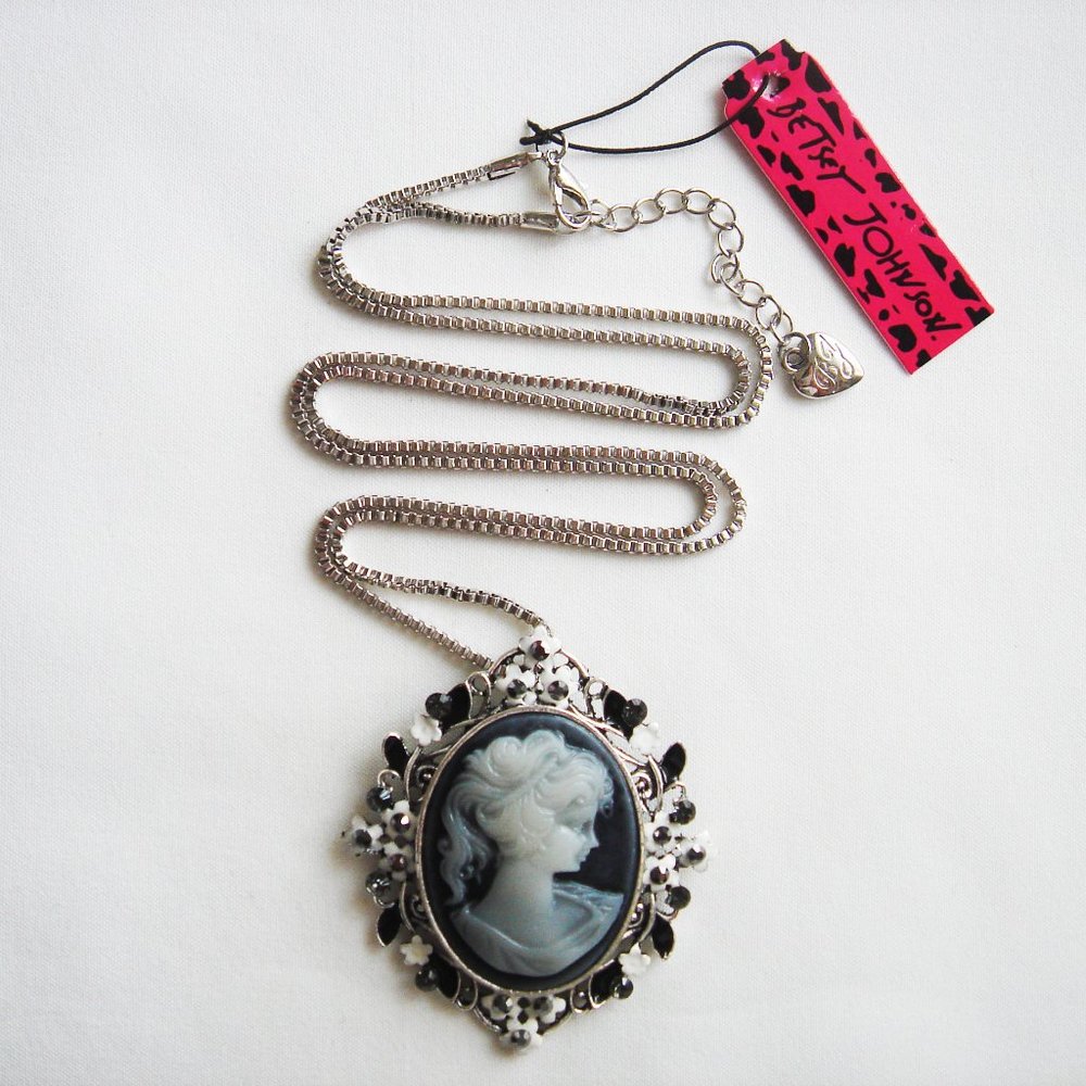 BETSEY JOHNSON CAMEO NECKLACE BROOCH